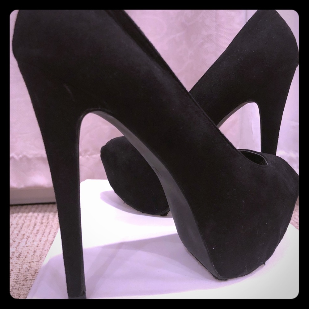 Black suede-like, platform heels 🖤